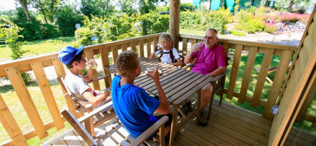 terrasse-Chalet-eco-nature-sablesursarthe-camping